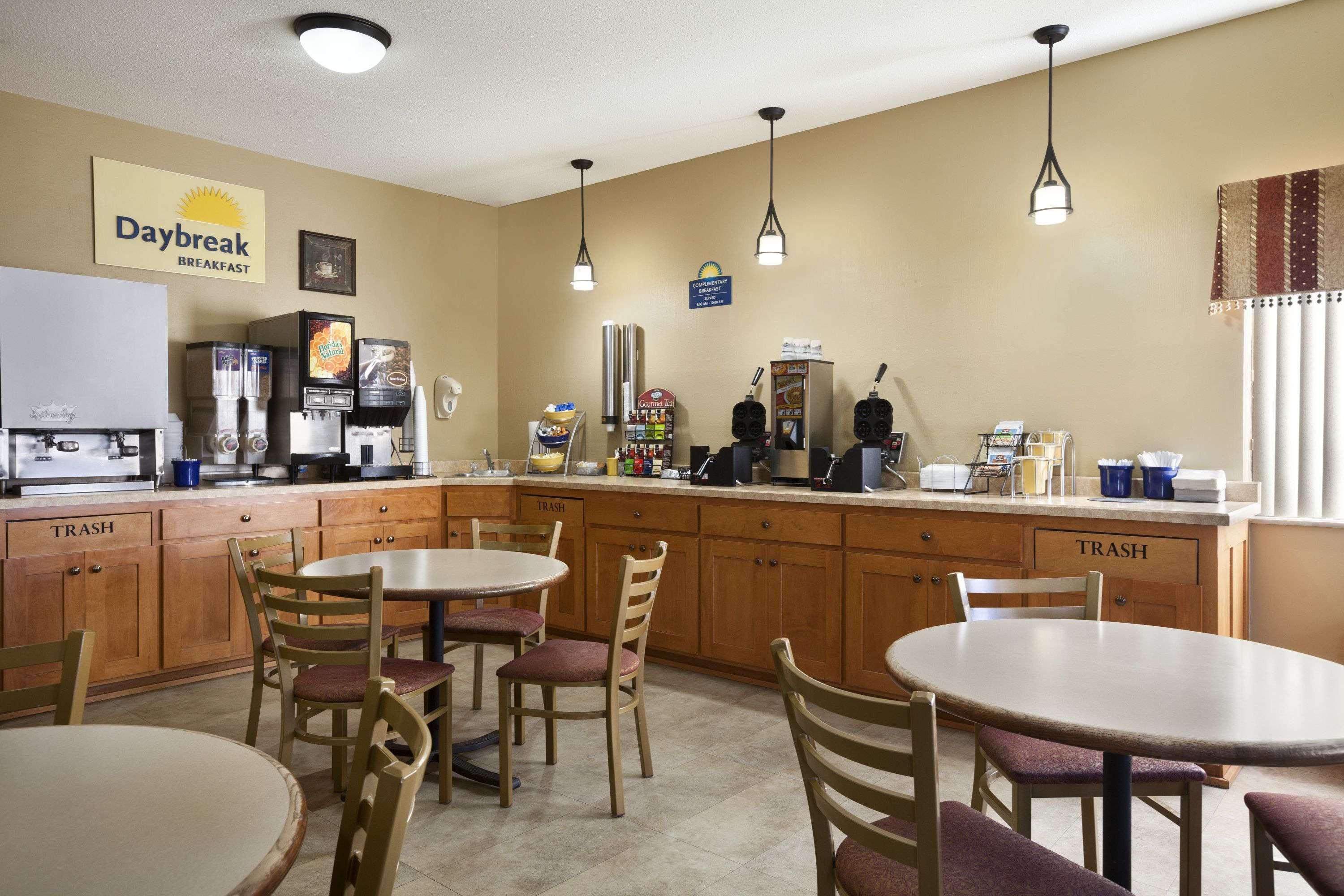 Days Inn By Wyndham Columbia Mall Grand Forks Exterior photo